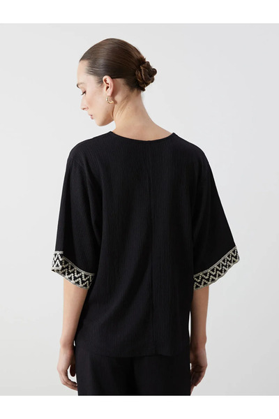 LC Waikiki Γυναικεία μπλούζα LCWAIKIKI Classic μαύρη με σχέδιο V λαιμόκοψης