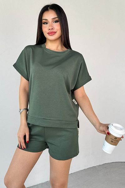 Cappmoda TKM-0021 Χακί Μοντέλο Μπλουζάκι με λαιμόκοψη με λαιμόκοψη με ελαστική μέση με κορδόνι δεμένο σορτς με τσέπες διπλό κοστούμι