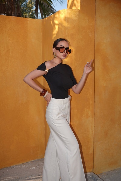 Eka Γυναικεία μαύρη μπλούζα με ανοιχτό ώμο 0999-25123