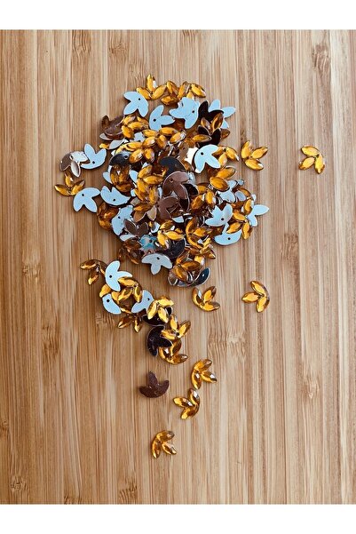 Öztürk Trifoi cu trei frunze. Oya, rochie de seară și paiete de piatră brodat...