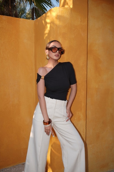 Eka Γυναικεία μαύρη μπλούζα με ανοιχτό ώμο 0999-25123