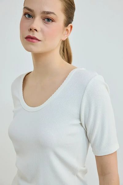 Gusto Viscose T-Shirt with Slice Collar - Ecru