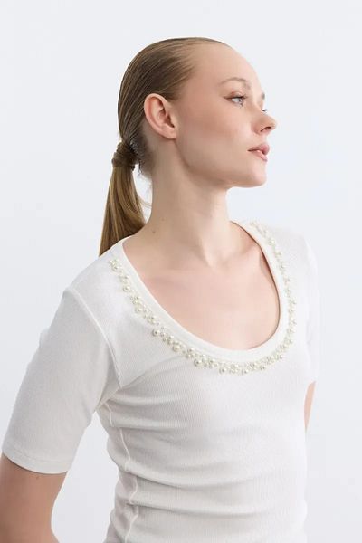 Gusto Viscose T-Shirt with Pearl Collar - Ecru