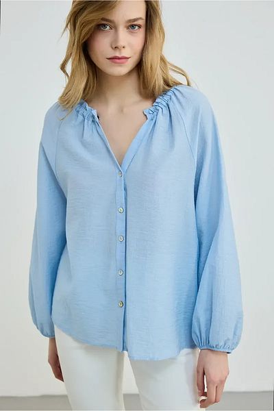 Gusto Bluză din viscoză cu croială relaxată cu guler elastic - albastru