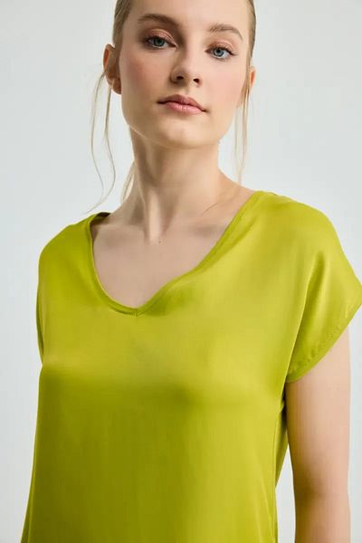 Gusto Tricou din satin cu decolteu în V - verde fistic