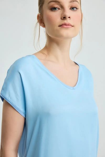 Gusto Tricou albastru din satin cu decolteu în V