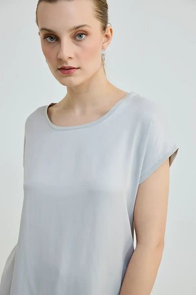 Gusto Tricou din satin cu gât rotund - Piatră