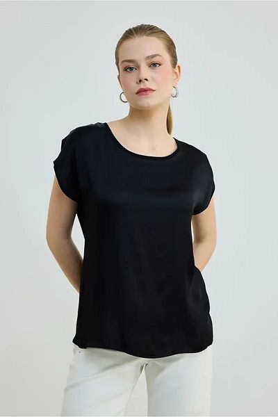 Gusto Tricou din satin cu gât rotund - negru