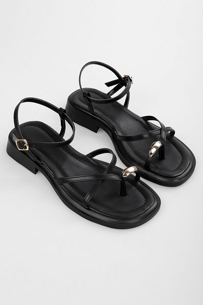 Shoeberry Bianca Schwarze Sandalen mit goldener Schnalle für Damen