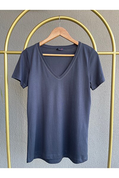 Butik Yakası Parlak Taş Detaylı V Yaka İnce Tiril Tshirt