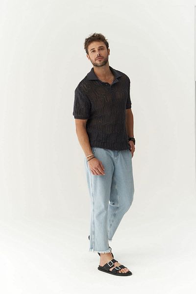 BOHEMAİ Leonard Herren-T-Shirt aus geräuchertem Strick mit Knopfdetail