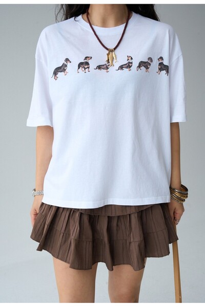 FEMMESTUDIO Kadın Beyaz Bisiklet Yaka Hayvan Figürlü T-shirt
