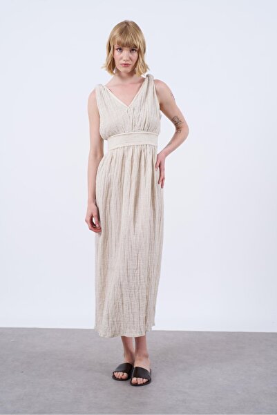 FEMMESTUDIO Rochie de damă bej cu decolteu în V cu detaliu de fante Maxi lung...