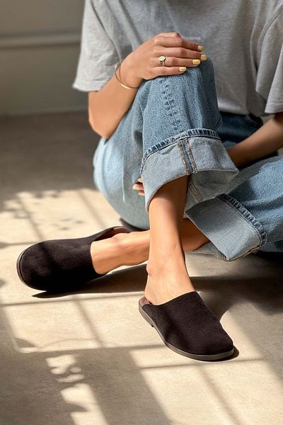 NİŞANTAŞI SHOES Papuci de damă Ricci, negri, din piele de căprioară autentică, cu talpă plată