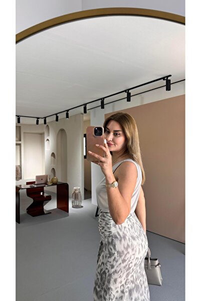 Sezgi Tekin Fusta de in cu detaliu cu fante cu curea cu model leopard