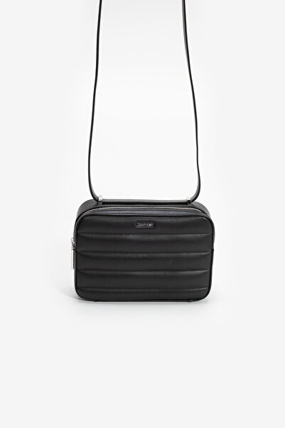 Calvin Klein حقيبة كاميرا كروس أوفر بتصميم خطي