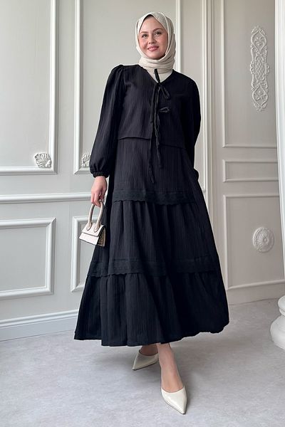 InStyle بدلة كريب سوداء مع تنورة بتفاصيل دانتيل وشريط