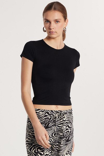 Tudors Tricou negru, slim fit, slim, solid, cu decolteu, negru