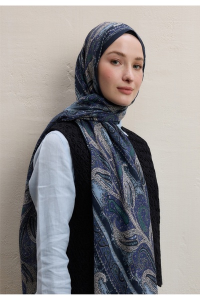 Fresh شال بنمط بيزلي إليجانس باللون الأزرق الداكن