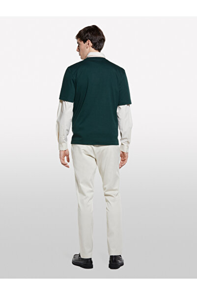 Sisley Ανδρικό μπλουζάκι σε σκούρο πράσινο χρώμα, 100% βαμβακερό, με ριμπάνα λαιμόκοψη και κανονική εφαρμογή