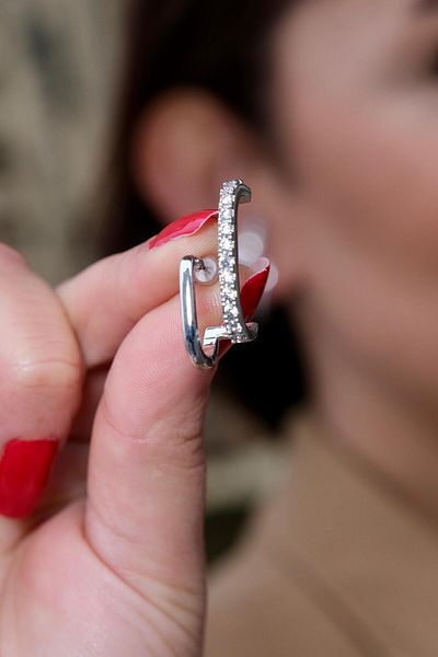 My Life Accessory أقراط فولاذية مرصعة بحجر الزركون تبدو وكأنها أقراط مزدوجة
