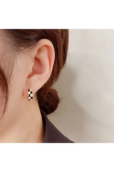 KÜP AKSESUAR Black and white checkered hoop earrings
