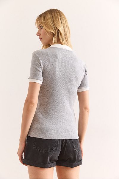 Olalook Bluză de damă, gri, alb, cu guler polo, cu detaliu de culoare, din bumbac elastic BLZ-19002920