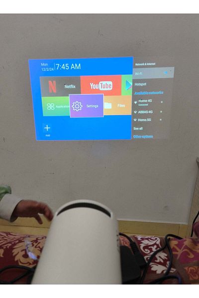 Denx جهاز عرض ذكي محمول يعمل بنظام Android 12.0 للاستخدام المنزلي أو الخارجي مزود بواي فاي مدمج ومكبر صوت يعمل بنظام Android