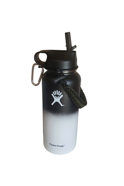 Hydro Flask water bottle made of stainless steel and vacuum insulated with clamping lid and straw