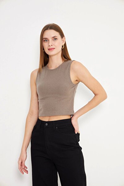 Akabi قميص داخلي نسائي قصير بدون أكمام بلون القهوة الحليبية