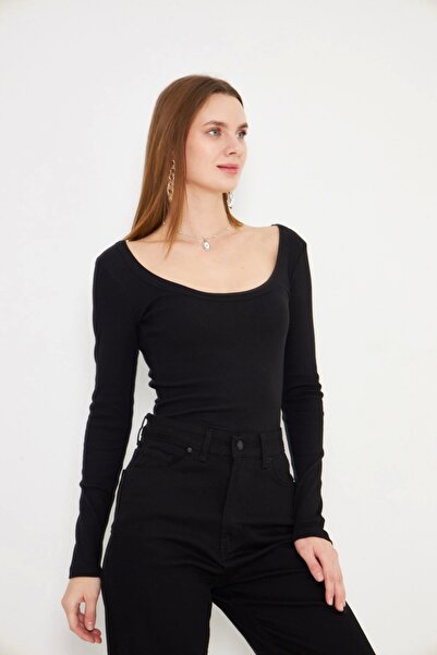 Akabi تي شيرت مضلع بياقة دائرية وأكمام طويلة من الإيلاستين باللون الأسود