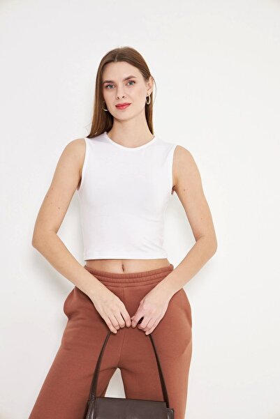 Akabi قميص داخلي نسائي قصير بدون أكمام باللون الأبيض الفاتح