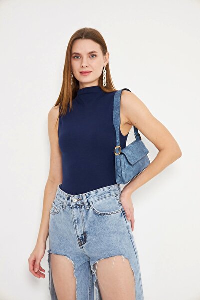 Akabi تي شيرت نسائي بياقة عالية بدون أكمام باللون الأزرق الداكن