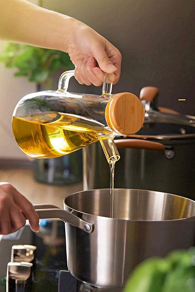 Tilbe Home Bamboo Lid Glass Oil Pot Vacuum Silicone Stand Vinegar Bowl Olive Oil Bottle Oil Pot 900 ml Set