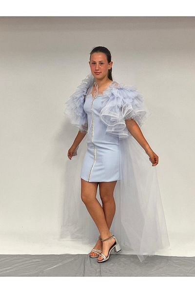 BUTİKHAPPYKİDS Βραδινό φόρεμα για κορίτσια Baby Blue Crepe Υφασμάτινο λουράκι Πέτρινη ρίγα Κεντημένα μανίκια Αποσπώμενη κάπα D