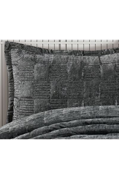 GOLDROOM Ranya Velvet Double Person Bed Cover