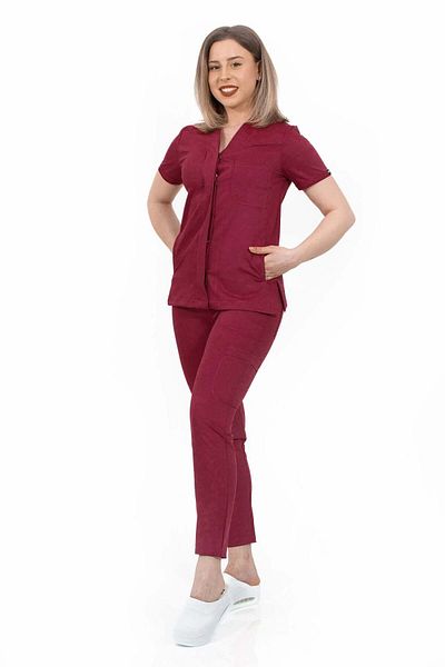 DEMOTEKS Set uniformă medicală pentru femei - bluză și pantaloni vișini, model Infinity