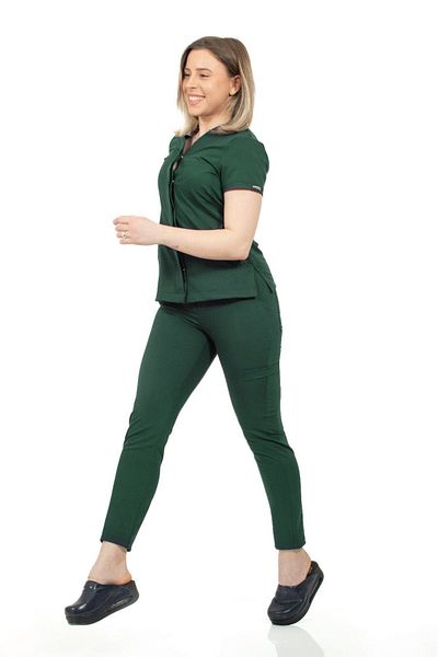 DEMOTEKS Set uniformă medicală pentru femei - bluză și pantaloni verde kaki, model Infinity
