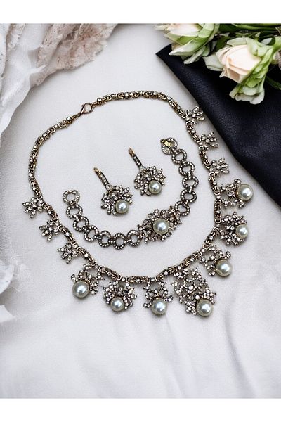 FAYRA ACCESSORIES مجموعة أقراط وسوار بتصميم على شكل سرطان البحر من حجر الكريستال مع اللؤلؤ
