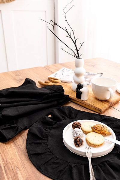 Morlay 5 Piece Ruffle Tableware Presentation Set 4 Pieces of American Service Plates + 1 Piece Ruffle Runner - 40X150 cm