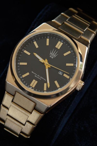 WATCHOFROYAL Blaze Bold Gold Black Wristwatch