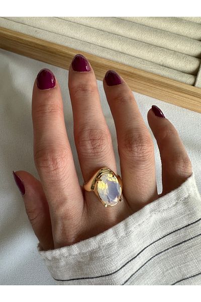ringbox Oval Gold Ring with Iridescent Stone