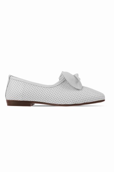 Lal Shoes & Bags حذاء باليرينا نسائي من الجلد الطبيعي بفتحات وشريط مفصل من Minks - أبيض