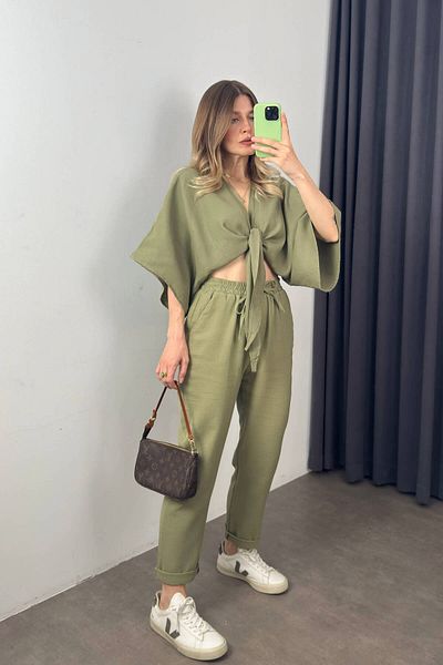 Sue Store Set pantaloni morcov cu bluză de muselină cu cravată în față kaki