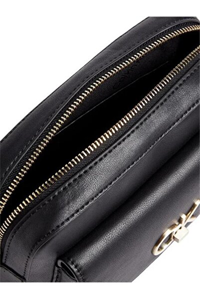 Calvin Klein حقيبة كتف نسائية من الجلد بسحاب للاستخدام اليومي باللون الأسود مع شعار العلامة التجارية ZW0ZW02643