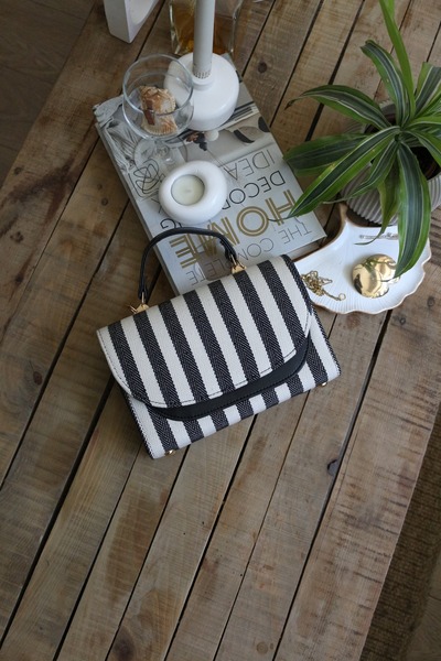 Moom Bag Kadın Siyah Çizgi Detaylı Kanvas Oval Kapak Detaylı Askılı Omuz Çantası