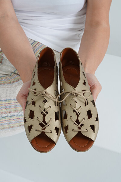 Beyond Sandale din piele cu dantelă cu laser auriu pentru femei BYNDLZR01