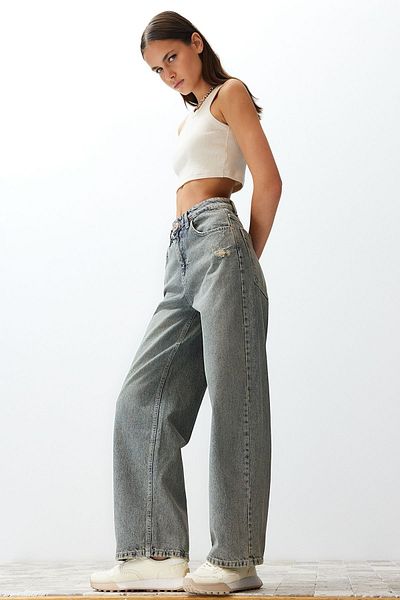 Trendyol Collection Blauer Vintage-Hose mit blassem Effekt, niedriger Taille und weitem Bein TWOSS24JE00147