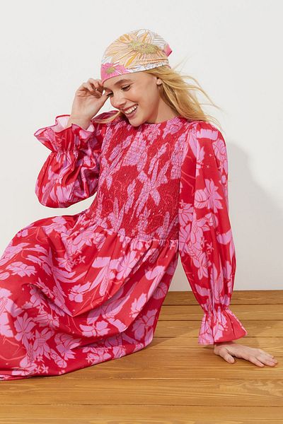 Trendyol Modest فستان منسوج بمقاس كبير مطبوع عليه زهور حمراء TCTSS24EB00109