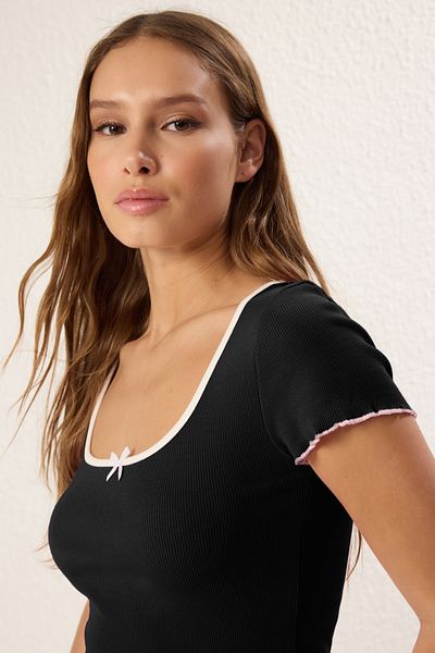 Trendyol Collection Schwarze, taillierte, taillierte, gerippte Esenk-Strickbluse mit kontrastierenden Schleifenbesatzdetails TWOSS25BZ00047